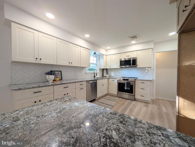 13 BROOK LN, Chalfont, PA 18914