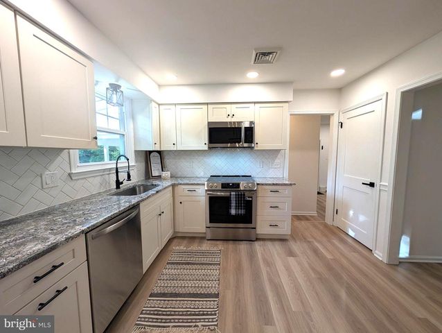 13 BROOK LN, Chalfont, PA 18914