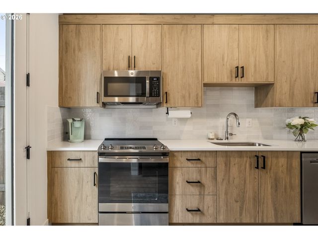 6185 N CAMPBELL Ave, Portland, OR 97217