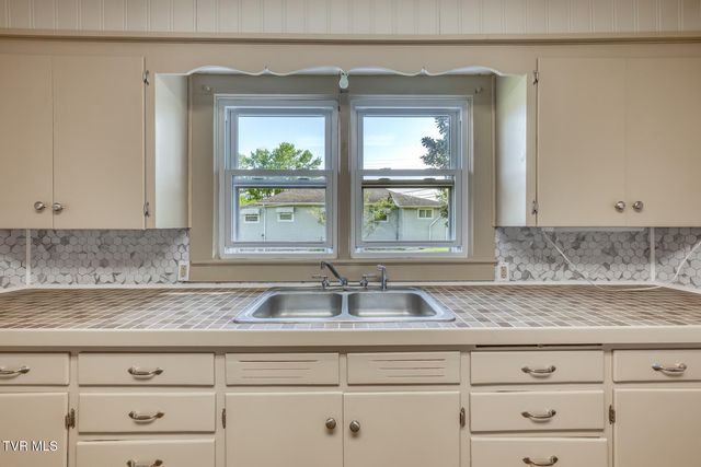 945 North Elm Avenue, Erwin, TN 37650