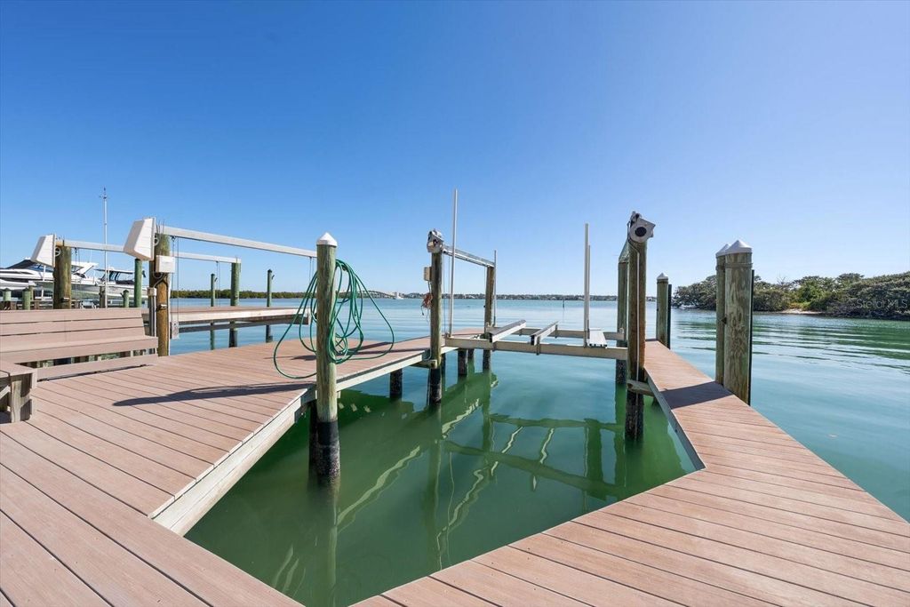 Image 76 of property listing at 903 HARBOR DRIVE, Belleair Beach, FL 33786