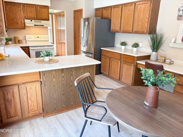 1945 Oxleigh Circle, Holland, OH 43528