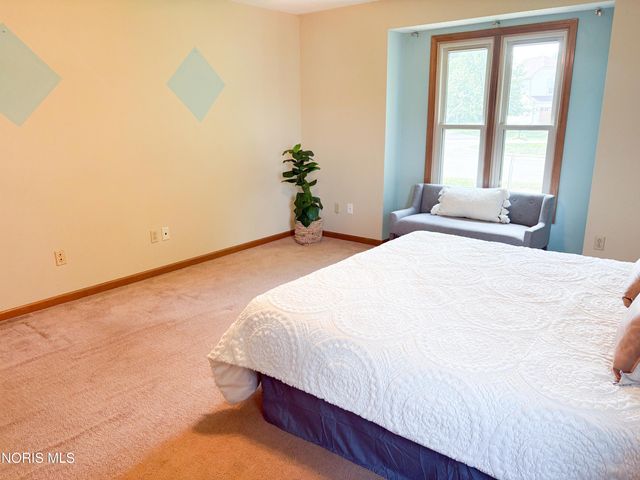 1945 Oxleigh Circle, Holland, OH 43528
