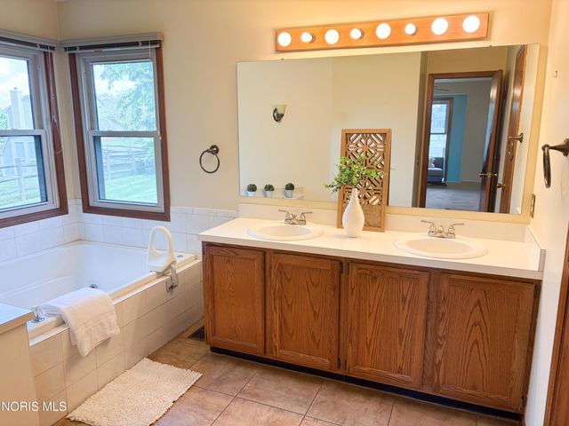 1945 Oxleigh Circle, Holland, OH 43528