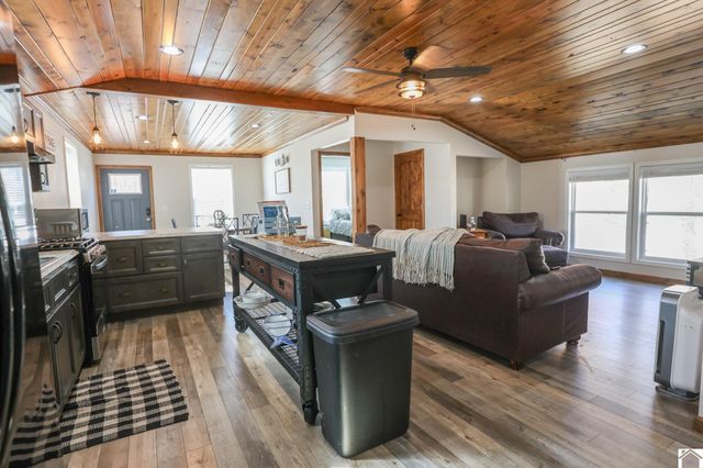 135 Livingston Rd, Gilbertsville, KY 42044