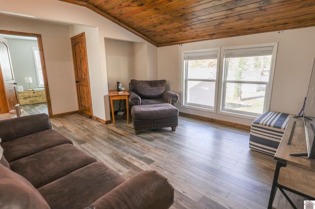 135 Livingston Rd, Gilbertsville, KY 42044