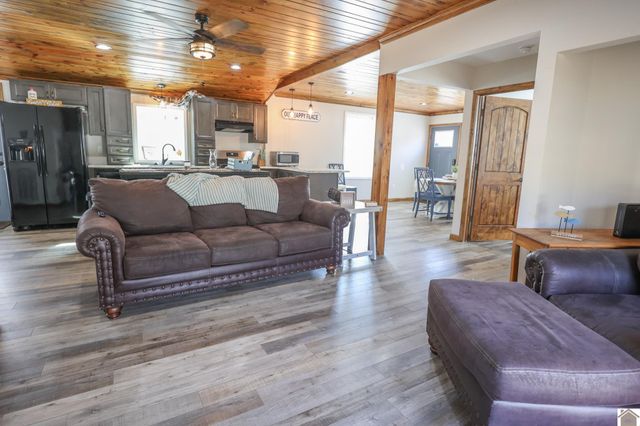 135 Livingston Rd, Gilbertsville, KY 42044