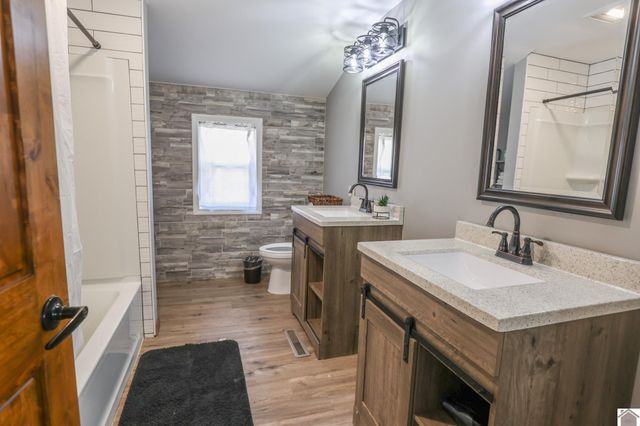 135 Livingston Rd, Gilbertsville, KY 42044