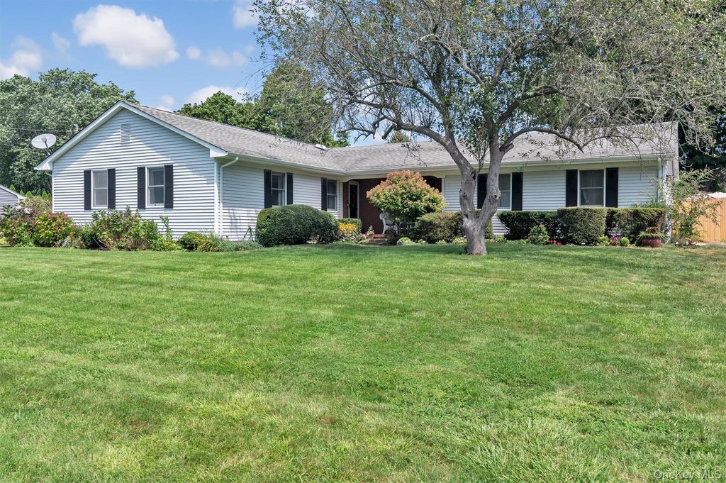 925 Theresa Drive, Mattituck, NY 11952