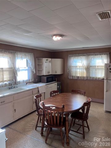1033 NC 16 Highway N, Taylorsville, NC 28681