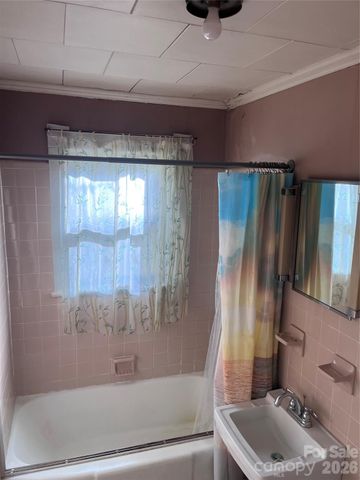 1033 NC 16 Highway N, Taylorsville, NC 28681
