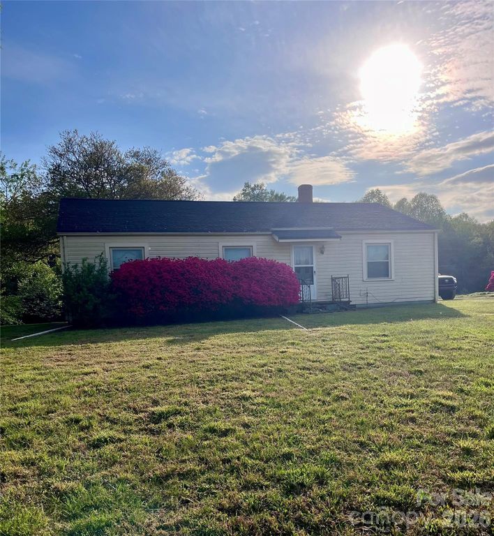 1033 NC 16 Highway N, Taylorsville, NC 28681