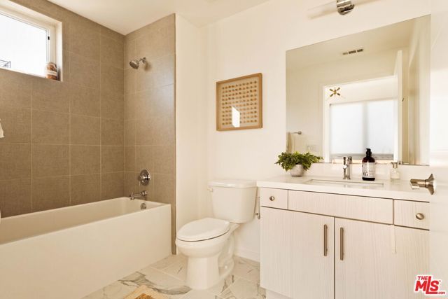 2920 Rowena Avenue 3, Los Angeles, CA 90039