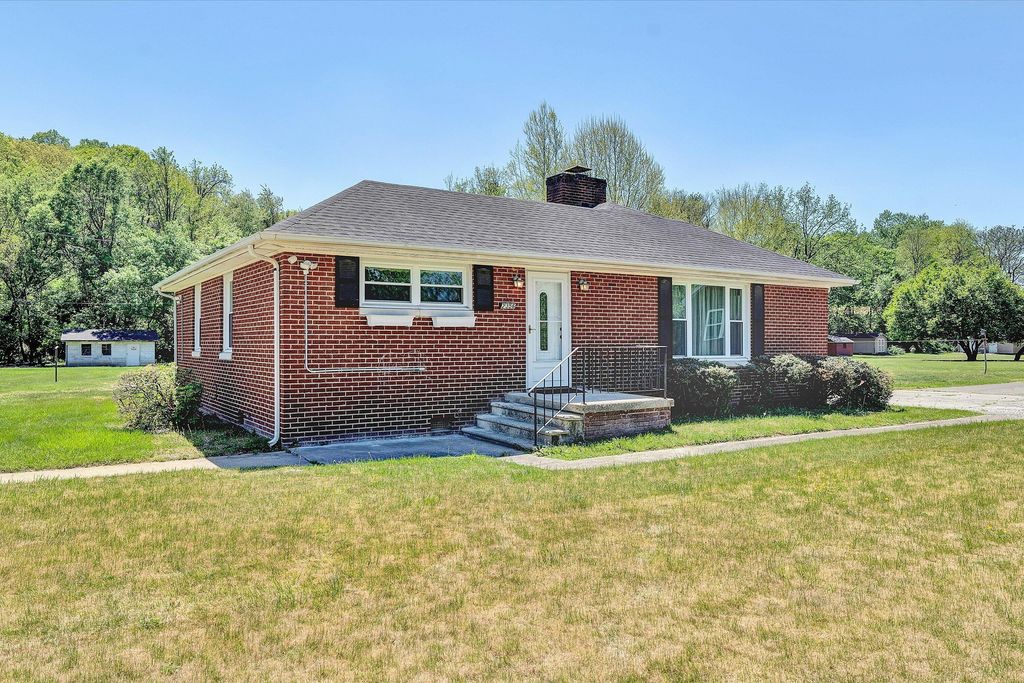 W 2356 Riverside DR, Salem, VA 24153