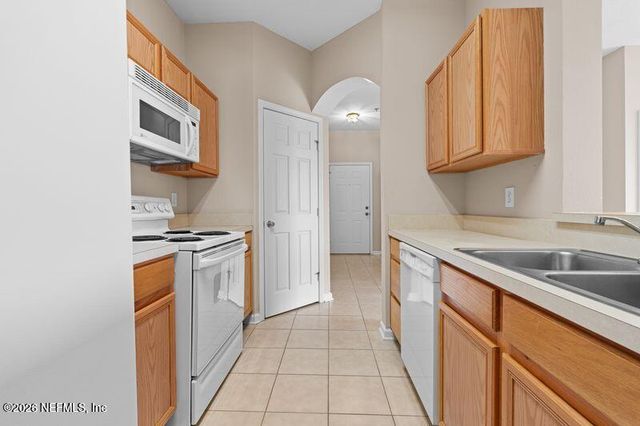 7990 BAYMEADOWS Road 526, Jacksonville, FL 32256