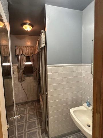 2221 Mayflower AVENUE, Sheboygan, WI 53083