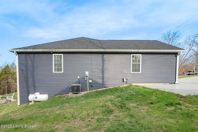 241 Woodview Dr, Brandenburg, KY 40108