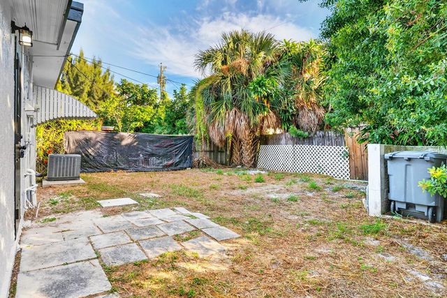 1214 Peak Rd, Lantana, FL 33462