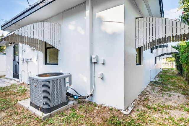 1214 Peak Rd, Lantana, FL 33462