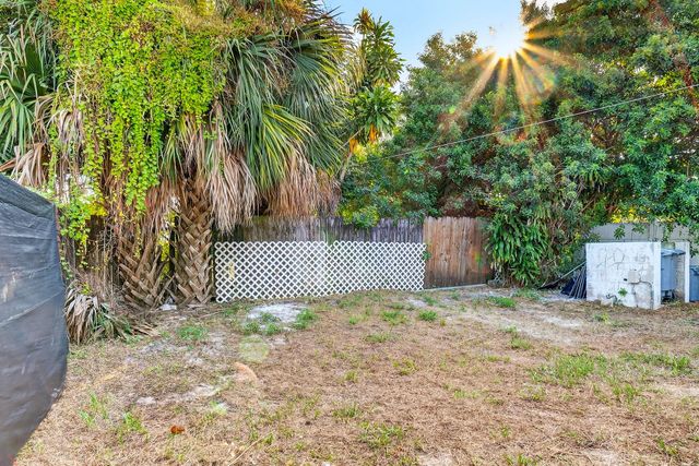 1214 Peak Rd, Lantana, FL 33462