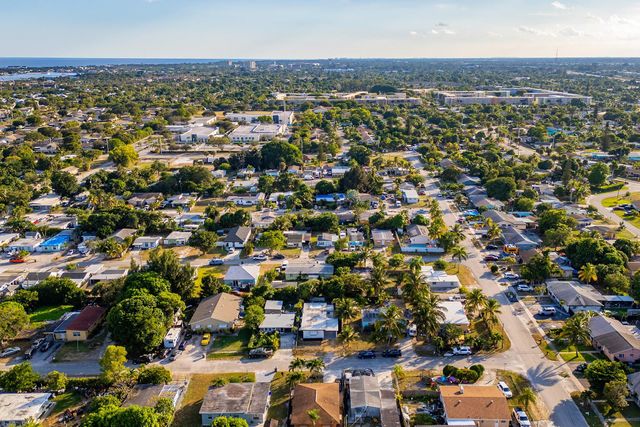 1214 Peak Rd, Lantana, FL 33462