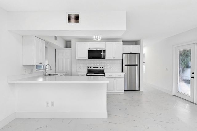 1214 Peak Rd, Lantana, FL 33462