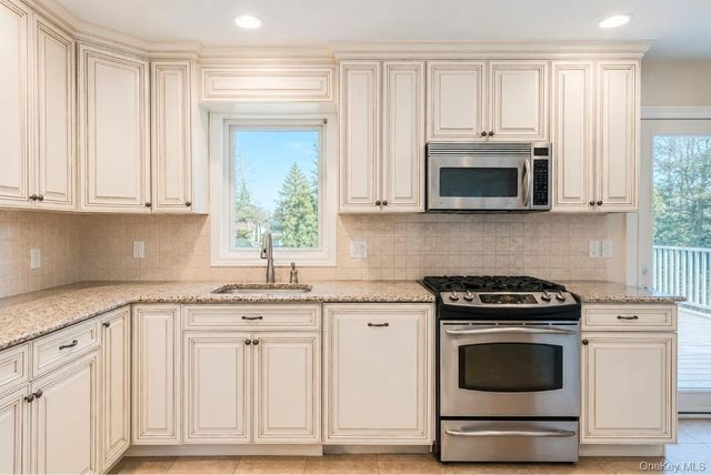 61 Yale Avenue, Oakdale, NY 11769