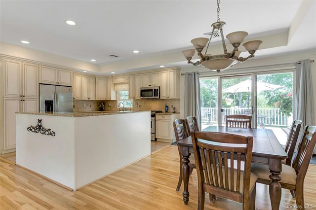61 Yale Avenue, Oakdale, NY 11769