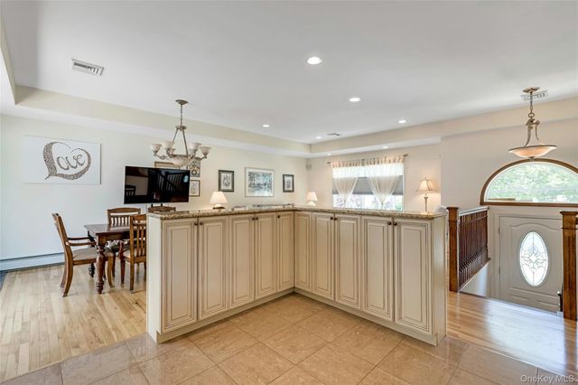 61 Yale Avenue, Oakdale, NY 11769