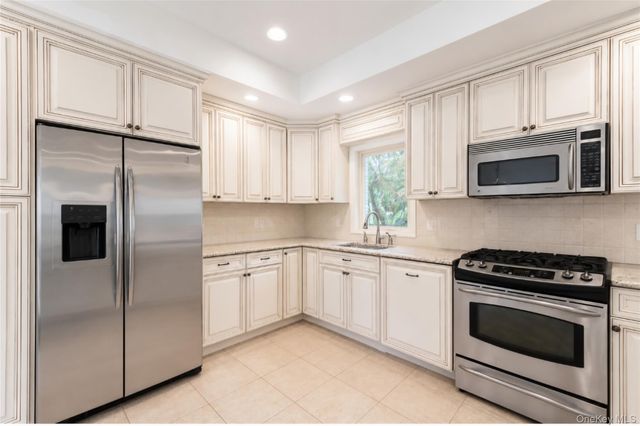 61 Yale Avenue, Oakdale, NY 11769