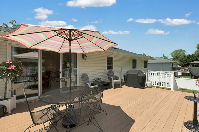 61 Yale Avenue, Oakdale, NY 11769