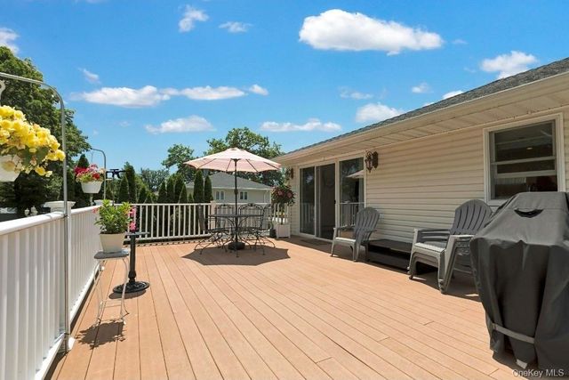 61 Yale Avenue, Oakdale, NY 11769