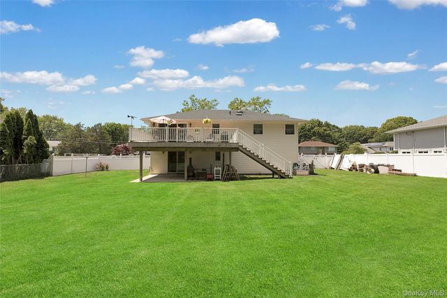 61 Yale Avenue, Oakdale, NY 11769