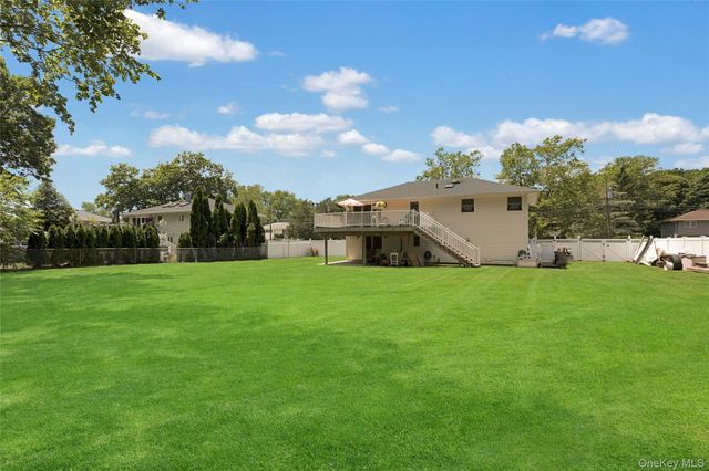 61 Yale Avenue, Oakdale, NY 11769