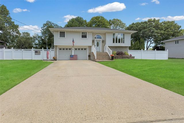 61 Yale Avenue, Oakdale, NY 11769