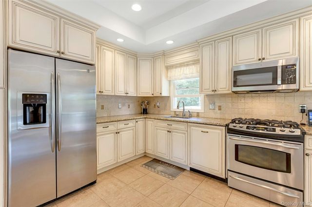 61 Yale Avenue, Oakdale, NY 11769