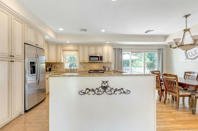 61 Yale Avenue, Oakdale, NY 11769