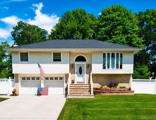 61 Yale Avenue, Oakdale, NY 11769