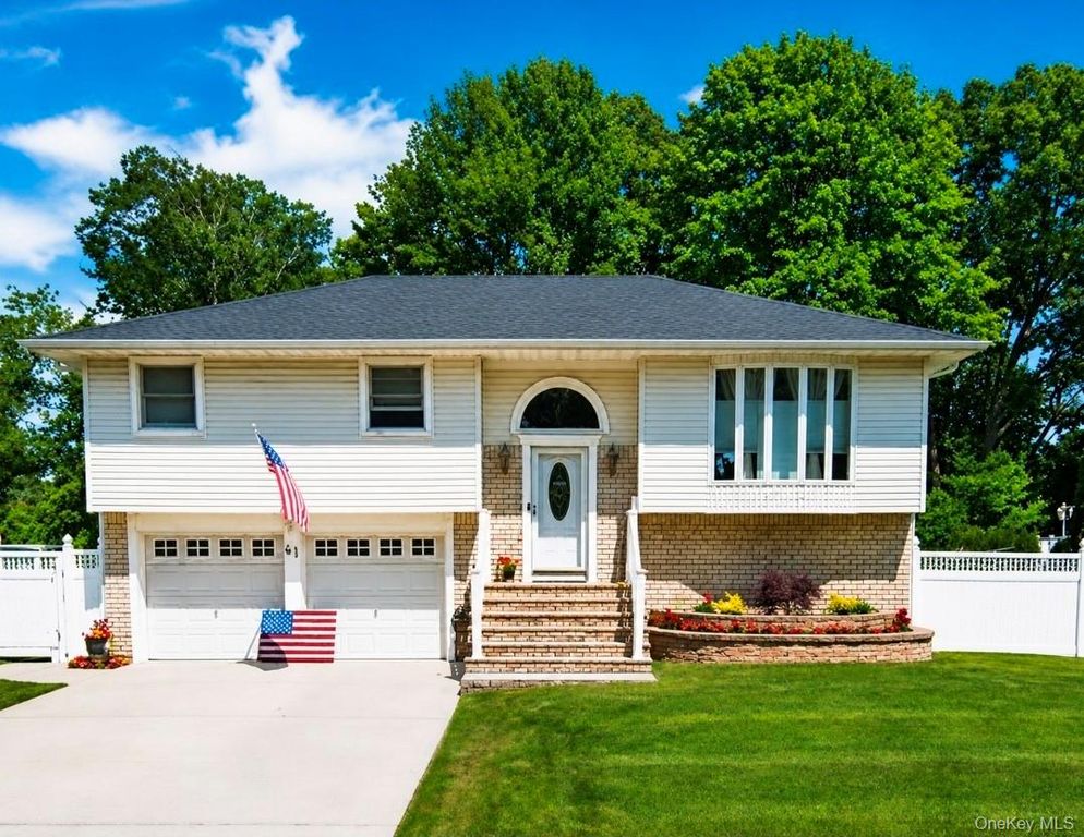 61 Yale Avenue, Oakdale, NY 11769