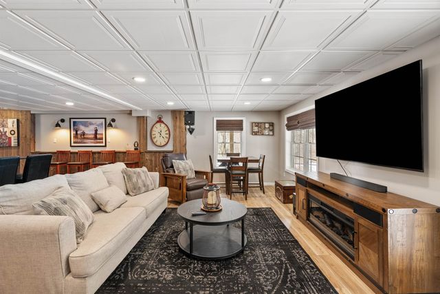 17 Canterbury Court, Salem, NH 03079