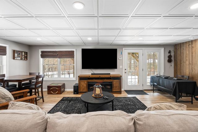 17 Canterbury Court, Salem, NH 03079