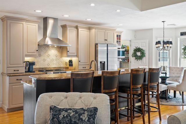 17 Canterbury Court, Salem, NH 03079