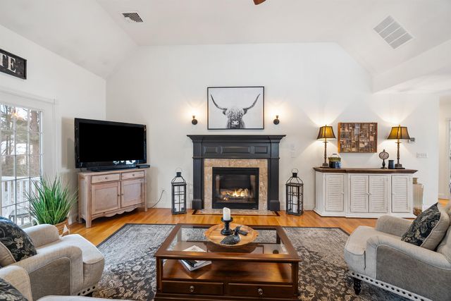 17 Canterbury Court, Salem, NH 03079