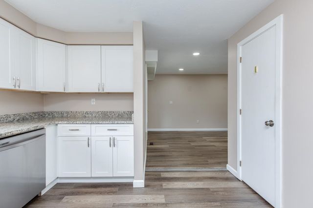 5 Tsienneto Rd Unit 92, Derry, NH 03038