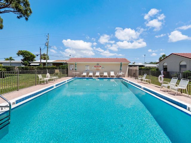 2153 PUEBLO CIRCLE V14, Sarasota, FL 34231