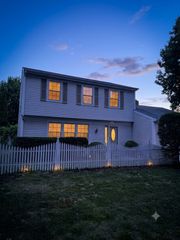 10 Mayflower Road, Vernon Hills, IL 60061
