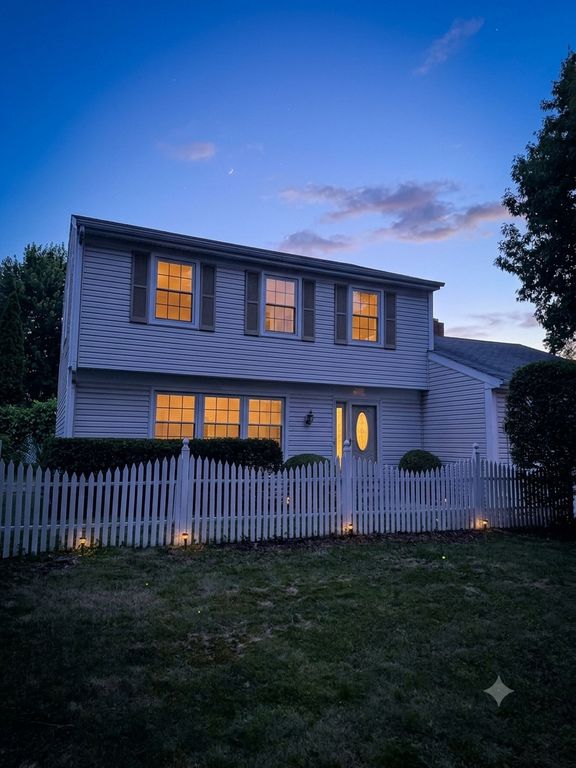 10 Mayflower Road, Vernon Hills, IL 60061