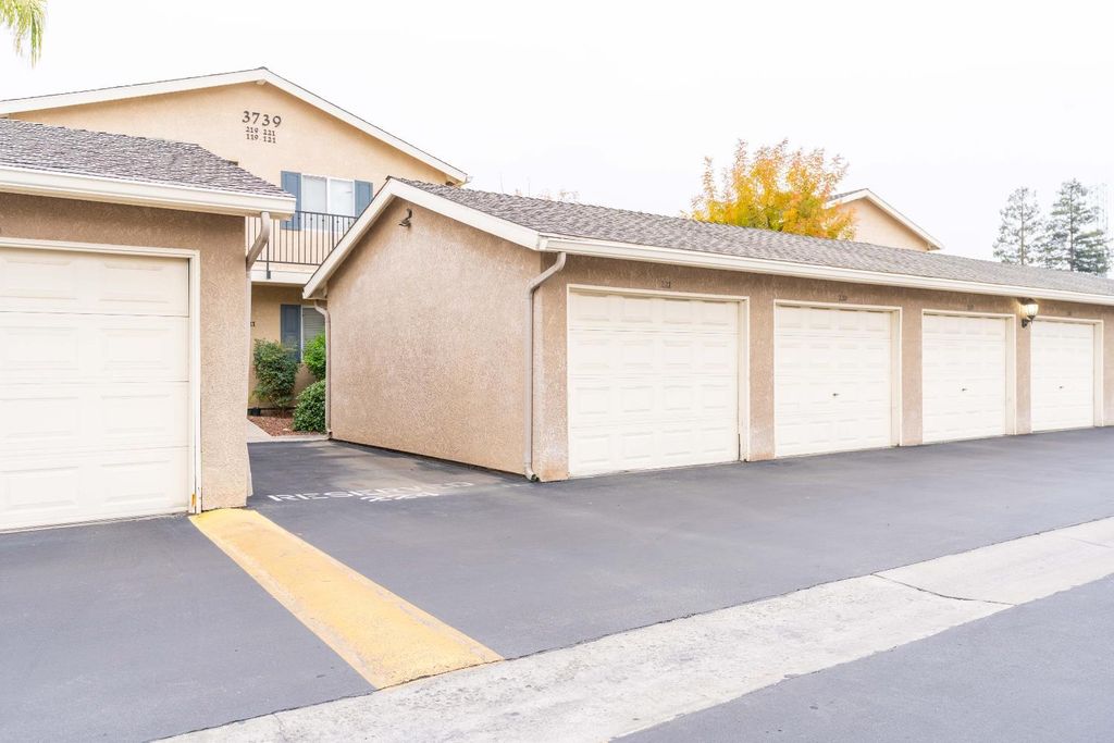 Image 2 of property listing at 3739 W Bullard Avenue # 221, Fresno, CA 93711