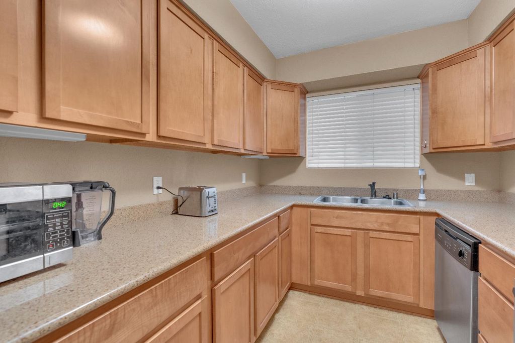 Image 5 of property listing at 3739 W Bullard Avenue # 221, Fresno, CA 93711