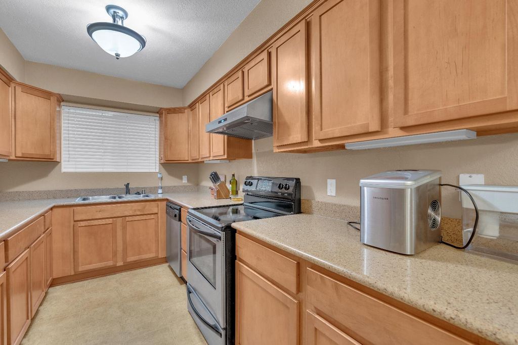 Image 6 of property listing at 3739 W Bullard Avenue # 221, Fresno, CA 93711